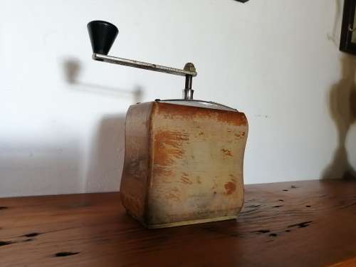 WOODEN TRE SPADE COFFEE GRINDER