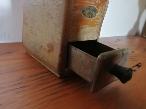 WOODEN TRE SPADE COFFEE GRINDER