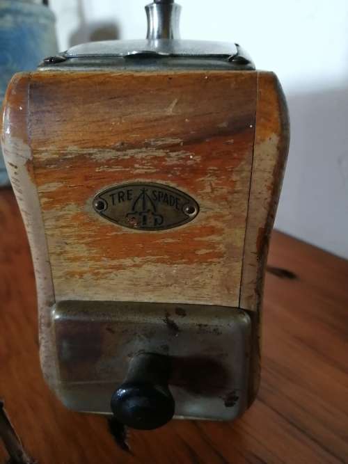 WOODEN TRE SPADE COFFEE GRINDER