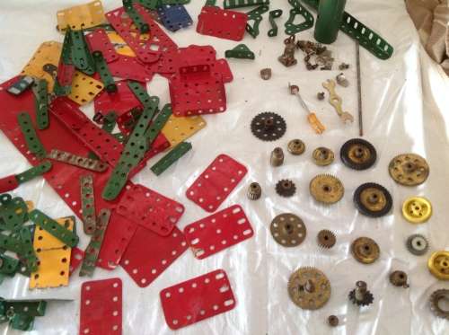 AWESOME VINTAGE MECCANO PIECES (200+) INCLUDING MANUAL