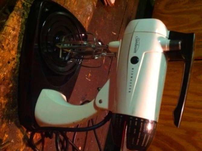 QUALITY RETRO KITCHEN APPLIANCE. VINTAGE SUNBEAM MIXMASTER MIXER WORKING