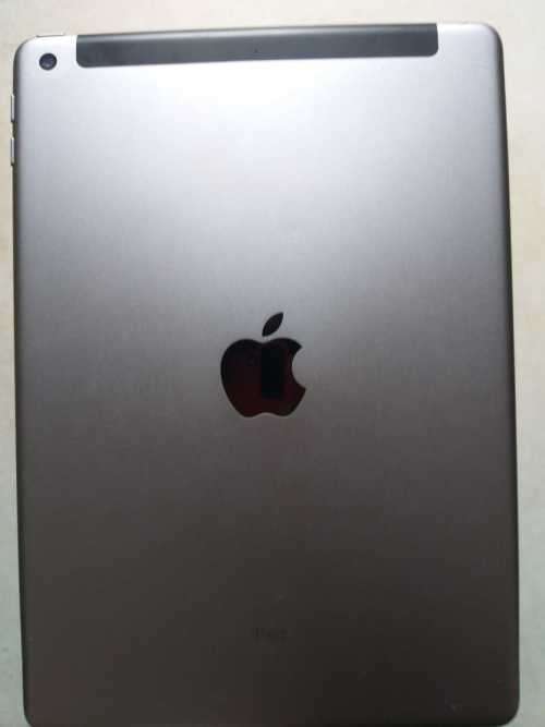 iPad 5th Gen 9.7" Space Gray (Wifi/Celluler) 32GB - Great Condition