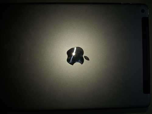 iPad 5th Gen 9.7" Space Gray (Wifi/Celluler) 32GB - Great Condition