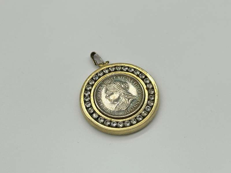 (Rare Collectable) Queen Victoria 18K R.G.P. Rolled Gold Plated Pendant with Diamante