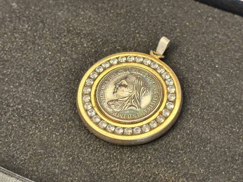 (Rare Collectable) Queen Victoria 18K R.G.P. Rolled Gold Plated Pendant with Diamante