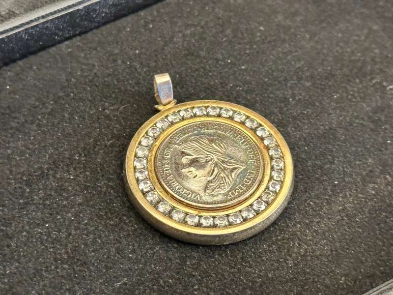 (Rare Collectable) Queen Victoria 18K R.G.P. Rolled Gold Plated Pendant with Diamante