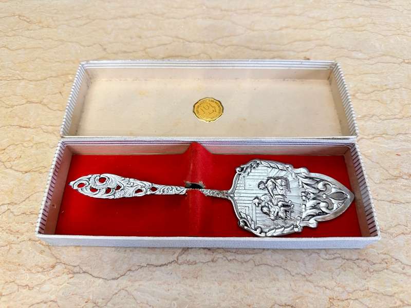 Beautiful Vintage Dutch cake lifter