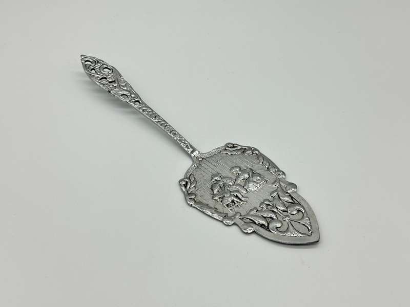 Beautiful Vintage Dutch cake lifter