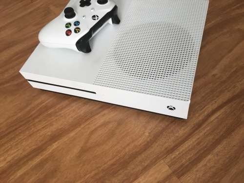 XBOX One S with 500Gb SSD + One Controller