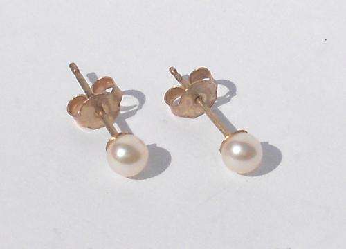 9ct yellow gold pearl stud earrings with  2 x 4-4.5mm round white pearls