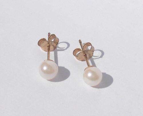 9ct yellow gold pearl stud earrings with  2 x 5-5.5mm round white pearls