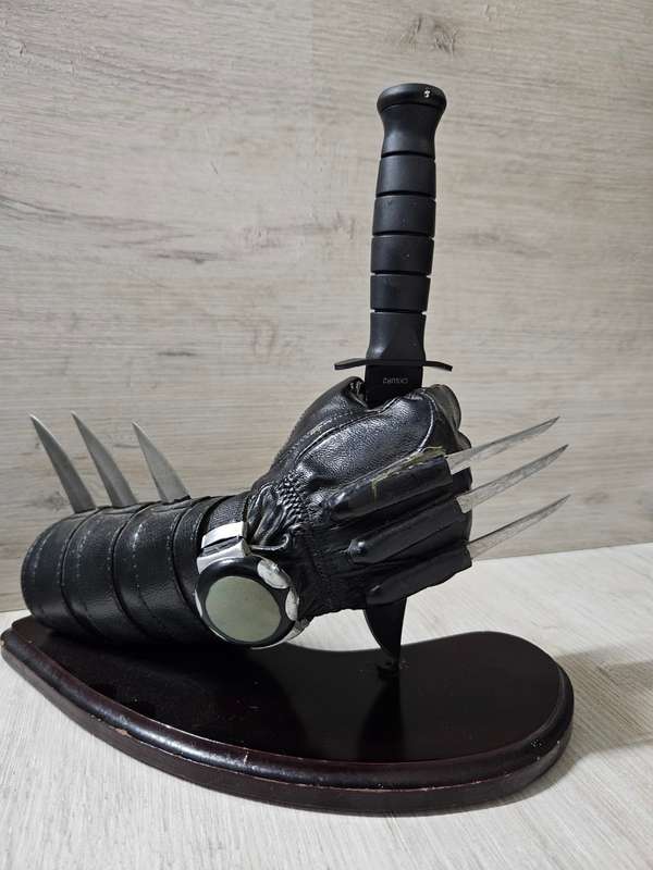 Unique knife display (knife not included)