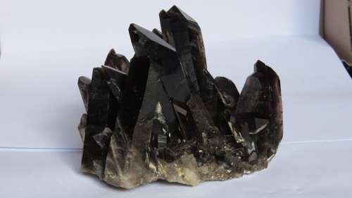 LARGE COLLECTORS NATURAL BLACK TERMINATED QUARTZ CRYSTAL CLUSTER (384 grams)