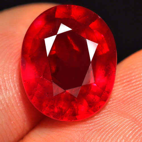 LARGE MAGNIFICENT BLOOD RED RUBY OVAL (7.3 Cts  12 x 10mm)
