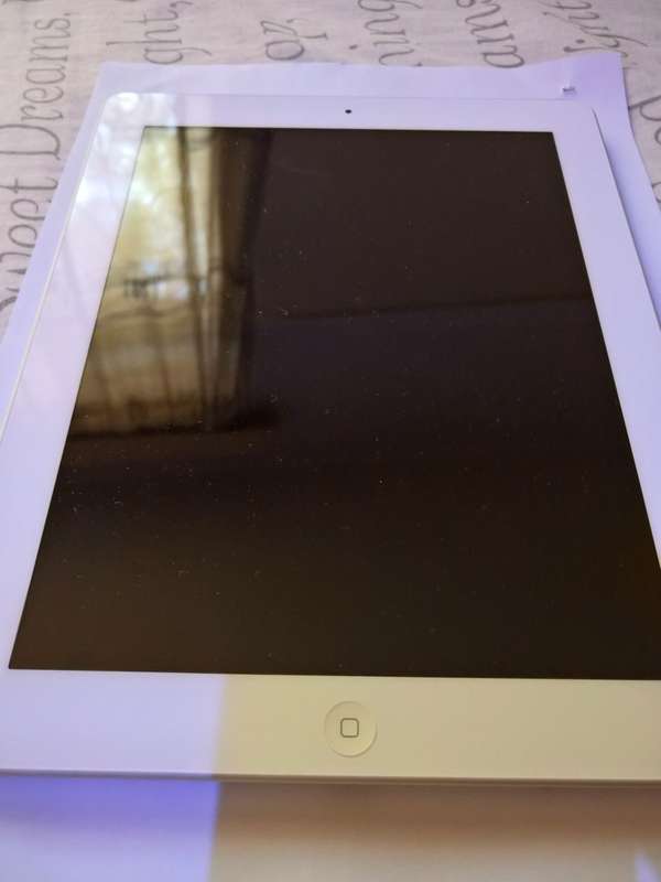 iPad 4th Generation - White 16GB Wi-Fi - LIKE NEW