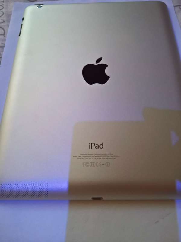 iPad 4th Generation - White 16GB Wi-Fi - LIKE NEW