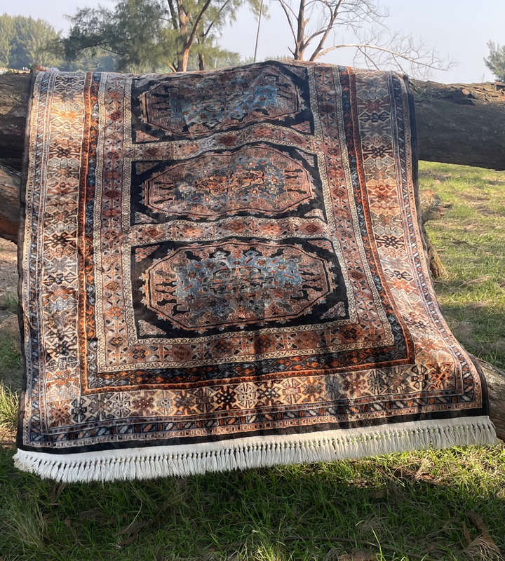 Reduced! Silky Soft Turkish Cashmere Persian-Style Carpet with Wool Fringe (140x180cm)