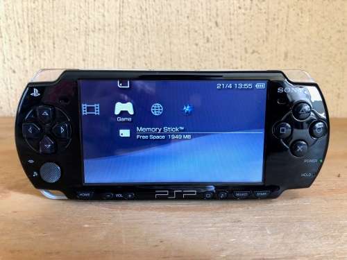 SONY PSP + 7x GAMES + 2GB MEMORY CARD + ACCESSORIES (USED - EXCELLENT CONDITION)