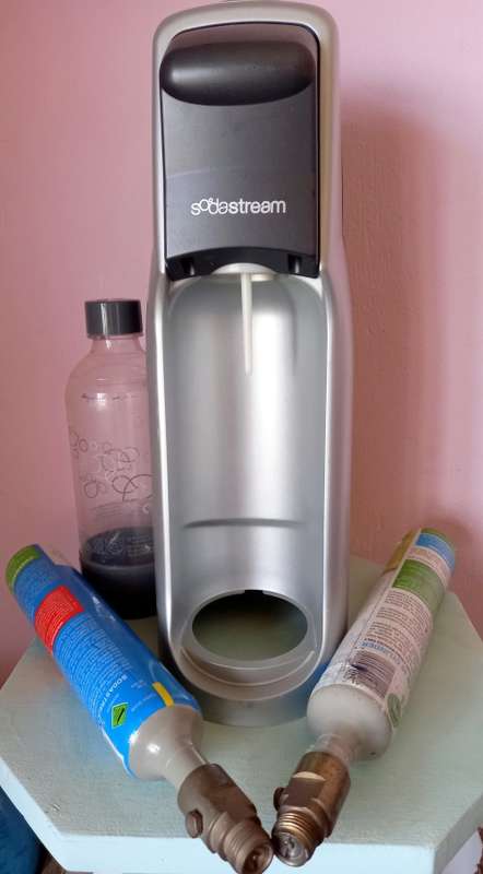 SODA STREAM WITH TWO GAS CANISTERS (PLEASE SEE DESCRIPTION)