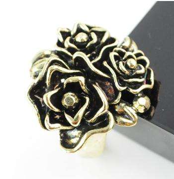Flower ring with gold finish