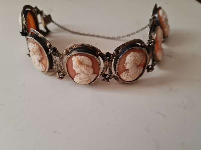 RARE VINTAGE HAND MADE 6 CAMEO SHELL BRASS BRACELET .