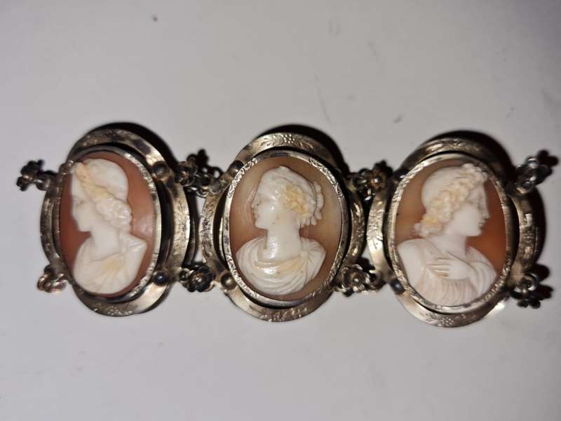 RARE VINTAGE HAND MADE 6 CAMEO SHELL BRASS BRACELET .