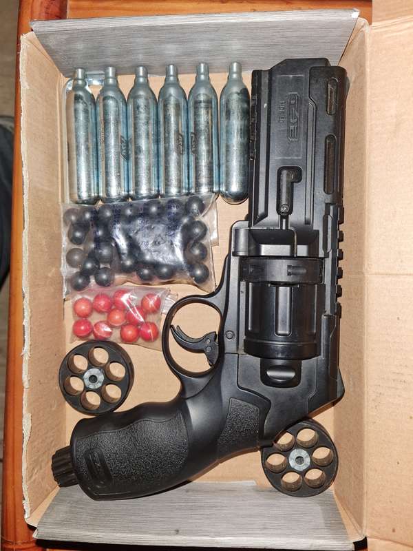 UMAREX SELF DEFENSE  50cal CO2 6 SHOT DOUBLE ACTION REVOLVER