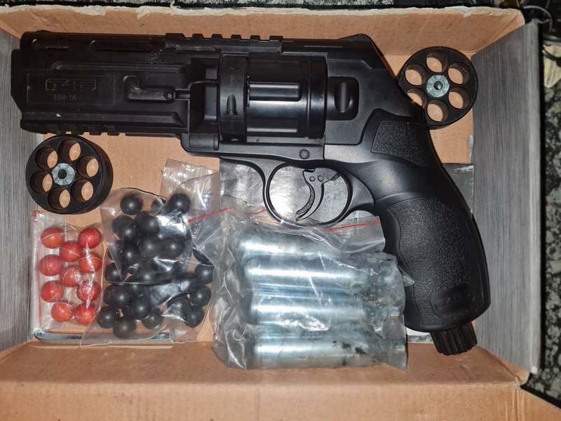 UMAREX SELF DEFENSE  50cal CO2 6 SHOT DOUBLE ACTION REVOLVER