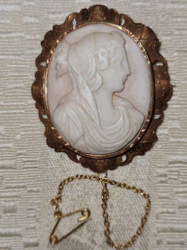 VINTAGE BRASS CAMEO BROOCH