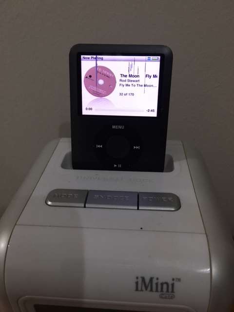 APPLE IPOD 8 GIG WITH IMINI DOCKING STATION