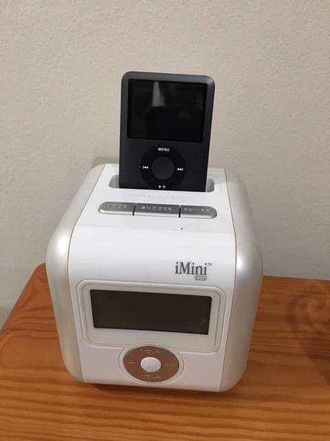 APPLE IPOD 8 GIG WITH IMINI DOCKING STATION