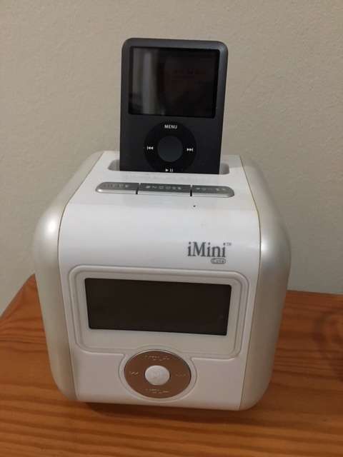 APPLE IPOD 8 GIG WITH IMINI DOCKING STATION