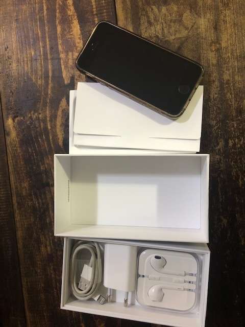 APPLE IPHONE SE 32GIG - MINT CONDITION