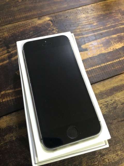 APPLE IPHONE SE 32GIG - MINT CONDITION