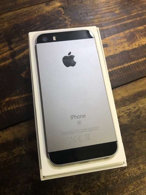 APPLE IPHONE SE 32GIG - MINT CONDITION
