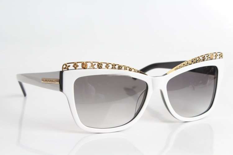 Brand new authentic LOUIS VUITTON Z0759E sunglasses for woman in factory box.