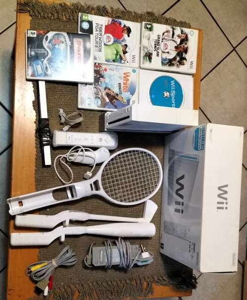 Wii Console White X6 Wii games with Wii Sports accessories (Wii)