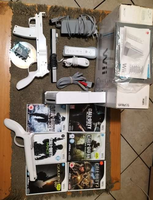 Wii Console White with x6 Games and X2 Zappers (Wii)