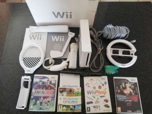 Wii Console White with x4 Wii games and Extras (Wii)