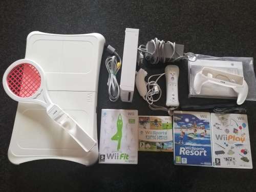 Wii Console White with x4 Wii games and lots of extras (Wii)