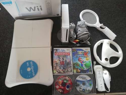 Wii Console White with x5 Wii games and Balance Board (Wii)