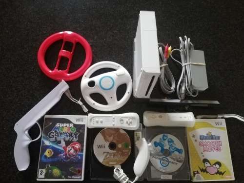 Wii Console White with x4 Wii games and lots of extras (Wii)