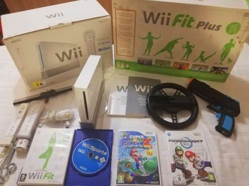 Wii Console White with x 4 Wii games, Balance Board and accessories (Wii)