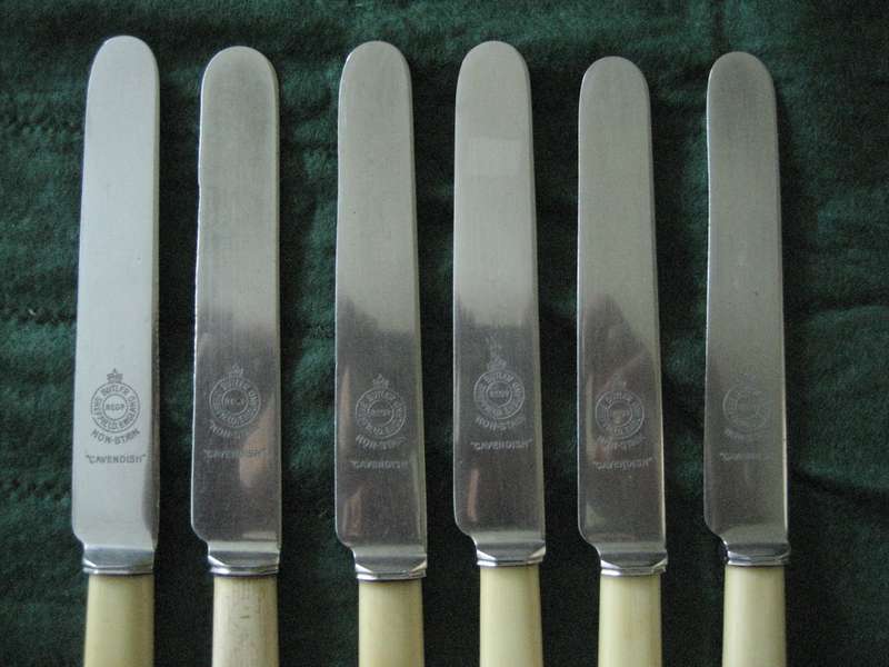 SET OF 6 VINTAGE BREAD KNIVES BAKELITE HANDLES