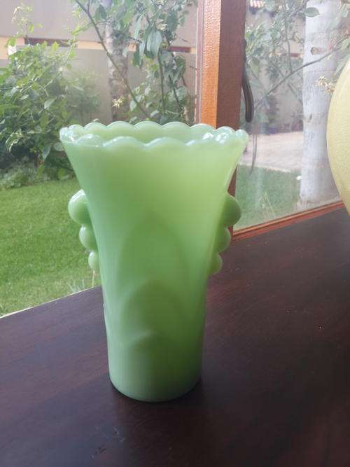 GORGEOUS ANCHOR HOCKING JADEITE VASE.  HIGHLY COLLECTIBLE. IN EXCELLENT CONDITION