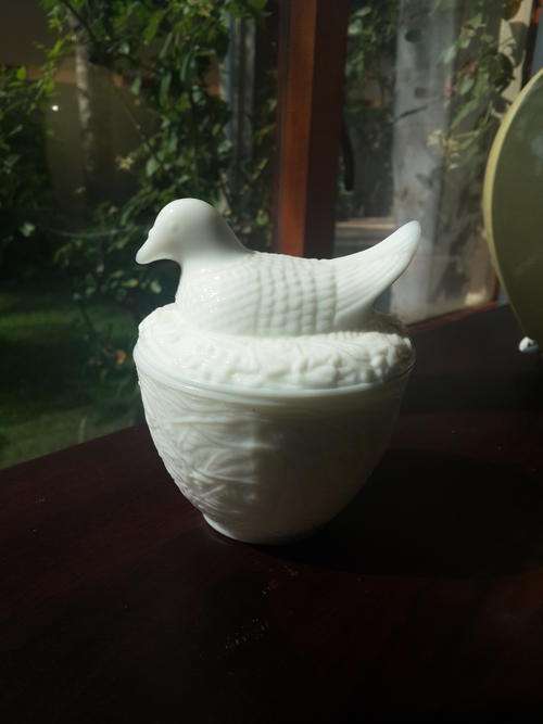 AVON MILK GLASS TRINKET BOX WITH DUCK ON TOP! 12 CM HIGH. NO CHIPS OR CRACKS.