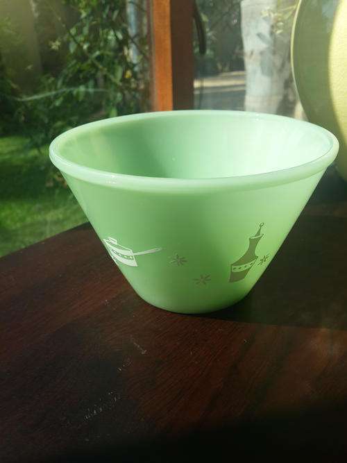 RETRO JADEITE/GREEN MILK GLASS BOWL WHITE MOTIF OF KITCHEN ITEMS. 8 CM HIGH/14 CM DIAMETER AT TOP