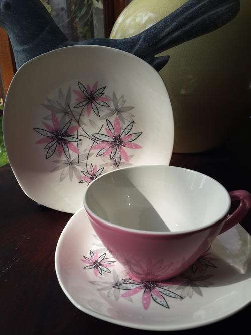 MIDWINTER STYLECRAFT FASHION SHAPE. PINK/GREY. FIVE(5) TRIOS. 1950's