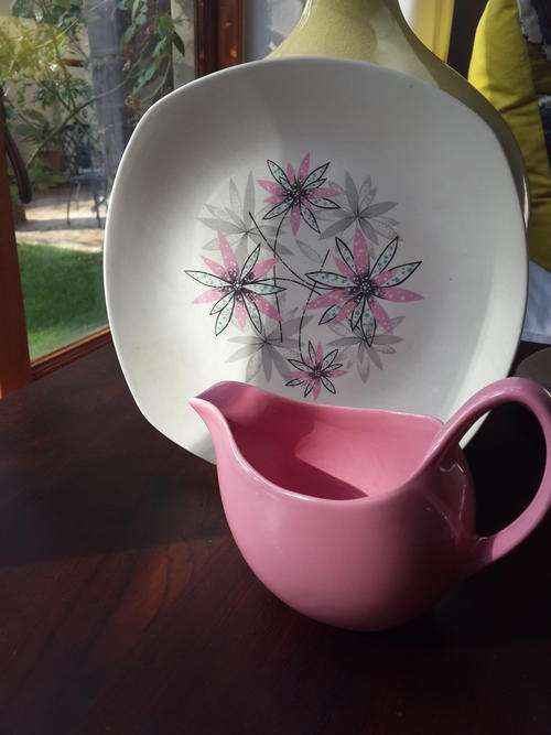 MIDWINTER STYLECRAFT FASHION SHAPE. PINK/GREY 1950's MILK JUG AND CAKE PLATE 21cmX21cm.