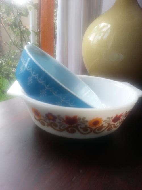 PRETTY PYREX / ENGLISH OVEN PROOF BOWLS X 2. GOOD SECOND HAND CONDITION. NO LIDS.